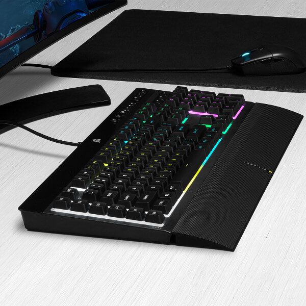 Touches multimédia et rétroéclairage du clavier Corsair K55 RGB Pro