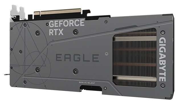 Backplate — La plaque arrière apporte une forme esthétique et renforce la structure de la carte pour une protection complète.
